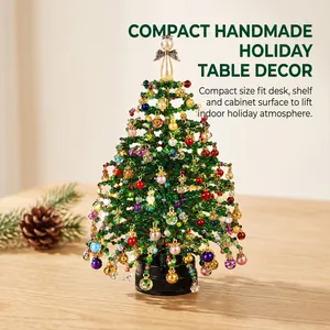 Mini albero di Natale in perline fatto a mano con decorazioni colorate per la tavola delle feste