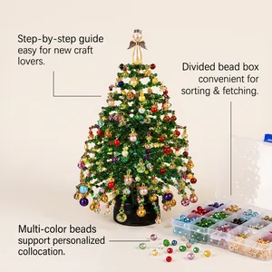 Dettaglio del kit albero di Natale di perline fai-da-te con molte perle colorate