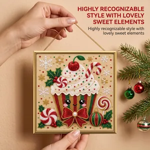 Vista detallada de un cuadro de diamantes de cupcake de Navidad con elementos dulces