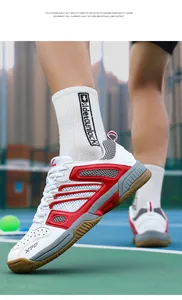 Détail de la chaussure de tennis respirante XPD avec accents rouges sur un terrain de sport
