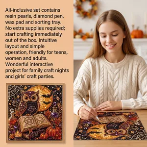 Junge Frau zeigt die Verwendung des DIY Vintage Halloween Eule Perlenkunst Sets