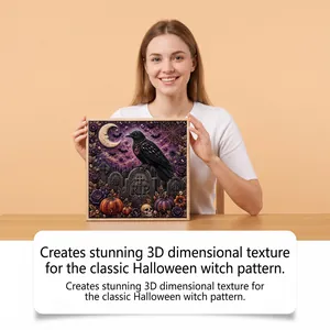 Dettaglio macro della trama di perle 3D del kit mosaico vintage Halloween corvo.