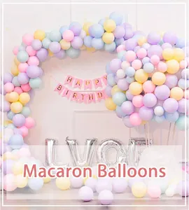 Grande arco di palloncini pastello macaron con striscione di buon compleanno