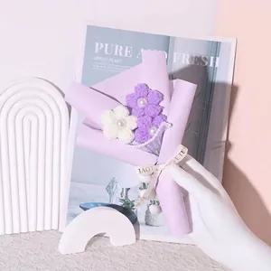 Squisito mini bouquet di fiori all'uncinetto fatto a mano viola e bianco per auto