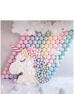 Dettaglio del muro a mosaico di palloncini unicorno con palloncini macaron pastello