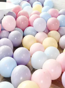 Primo piano di palloncini macaron colorati e spessi per la decorazione di scene di festa