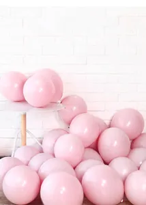 Primo piano di palloncini rosa macaron per feste di compleanno e decorazioni
