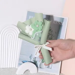 Bouquet di fiori all'uncinetto fatti a mano con perle e il nastro 'LOVE IS ETERNAL'