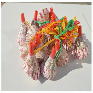 Handgefertigte bunte Muschelpfeifen mit roten Kunststoffmundstücken und Kordeln