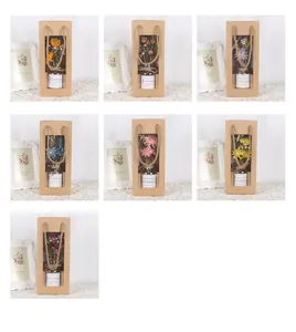 Auswahl an Mini-Trockenblumensträußen in Glasgefäßen in Kraftpapier-Geschenktüten mit Fenster