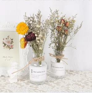 Detailansicht von Trockenblumen-Arrangements in Glasflaschen für Heimdekoration