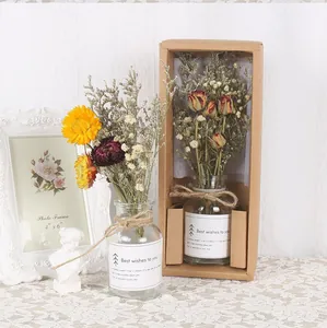 Detailansicht des Sets aus getrockneten Blumen im Glasflakon mit Kraft-Geschenkbox