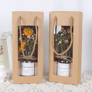 Detailansicht getrockneter Sonnenblumen und Rosen in Glasvasen in Kraftgeschenkboxen