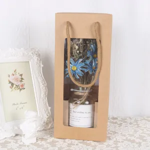 Elegante Detailansicht einer Trockenblumen Glasflasche in einer Kraftpapier Geschenkbox