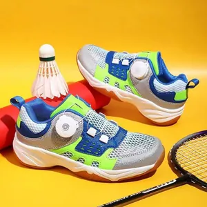 Detailansicht atmungsaktiver Kinder-Badminton-Schuhe mit rutschfester Sohle und Drehverschluss.