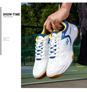 Gros plan de chaussures de badminton professionnelles blanches et bleues sur un court