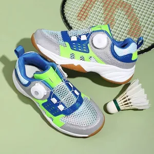 Atmungsaktive Badminton-Schuhe für Kinder mit rutschfester Gummisohle und Sportrequisiten.