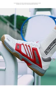 Vue détaillée des chaussures de tennis respirantes XPD avec bandes rouges et tige en mesh