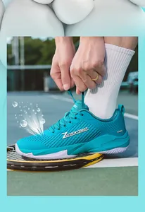 Gros plan d'une chaussure de tennis turquoise professionnelle avec maille respirante.