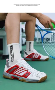 Vue détaillée de chaussures de tennis blanches et rouges respirantes sur court