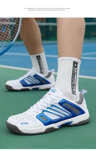 Vue détaillée des chaussures de tennis XPD respirantes sur un court de tennis professionnel