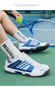 Gros plan de chaussures de tennis respirantes blanches et bleues sur un court