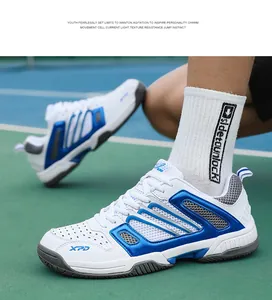 Gros plan sur les chaussures de tennis respirantes XPD pour jeunes avec mesh bleu