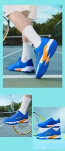 Chaussures de tennis professionnelles en mesh bleu en action et vues de détail fixes