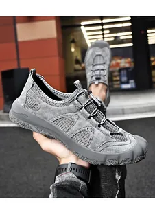Gros plan sur les chaussures d'extérieur en mesh gris respirant avec bout fermé