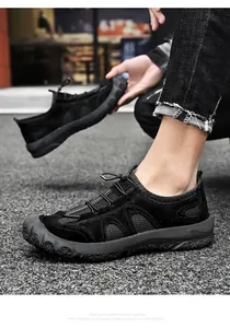 Gros plan de chaussures d'extérieur en mesh noir respirant pour hommes avec semelle