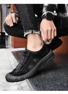 Gros plan de chaussures de randonnée respirantes pour hommes avec semelle en caoutchouc