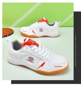 Gros plan de chaussures professionnelles de tennis de table blanches avec semelle gomme