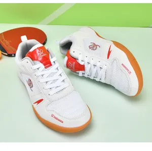Détail de chaussures de tennis de table professionnelles avec maille et semelle gomme