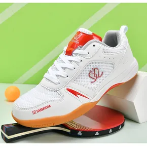 Gros plan sur chaussure de tennis de table blanche avec accents rouges et mesh