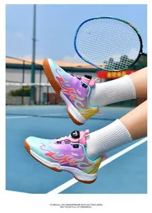 Detailansicht bunter Kinder-Badminton-Schuhe mit Flammenmuster und Drehverschluss.