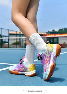 Detailansicht farbenfroher Badminton-Schuhe für Kinder auf einem blauen Sportplatz