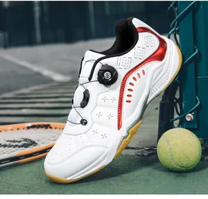 Gros plan sur des chaussures de badminton blanches avec système de bouton rotatif.