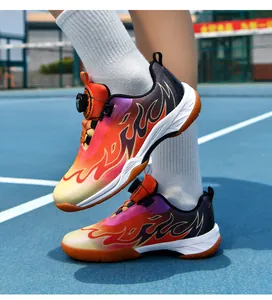 Nahaufnahme von Kinder-Badmintonschuhen mit Flammenmuster und Drehverschluss-System