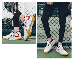 Vue détaillée des chaussures de badminton indoor blanches avec accents rouges et semelles