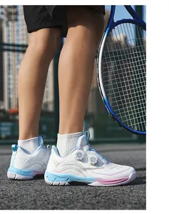 Gros plan de chaussures de sport avec boucles rotatives doubles et accents bleu et rose