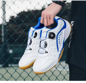 Détail de chaussures de badminton d'intérieur blanches avec système de laçage à cadran rotatif