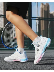 Gros plan de chaussures de badminton professionnelles blanches avec boucle rotativa sur court