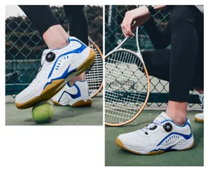 Chaussures de badminton professionnelles blanches et bleues avec système de serrage rotatif.