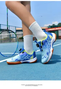 Blaue Kinder-Badmintonschuhe mit Flammenmuster auf einem Sportplatz