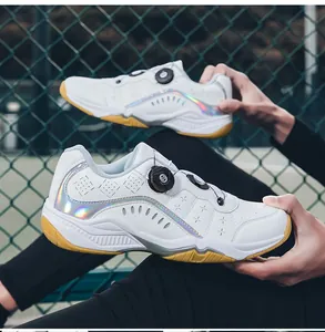 Gros plan de chaussures de sport blanches avec système de laçage rotatif.