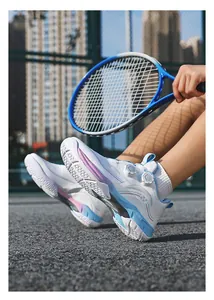 Gros plan détaillé de chaussures de sport avec système de boucle rotative sur un court de tennis