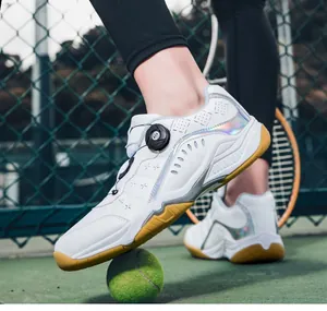 Détail de chaussures de badminton blanches avec boucle rotative et accents irisés