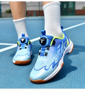Nahaufnahme blauer Kinder-Badminton-Schuhe mit Drehverschluss-System auf dem Tennisplatz