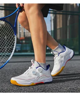 Gros plan sur des chaussures de badminton professionnelles blanches avec laçage rotatif