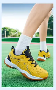 Gros plan de chaussures de badminton jaunes respirantes avec semelle antidérapante